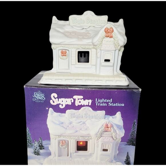 Enesco Precious Moments Sugar Town Lighted Village Train Station Depot Retired - Picture 1 of 10